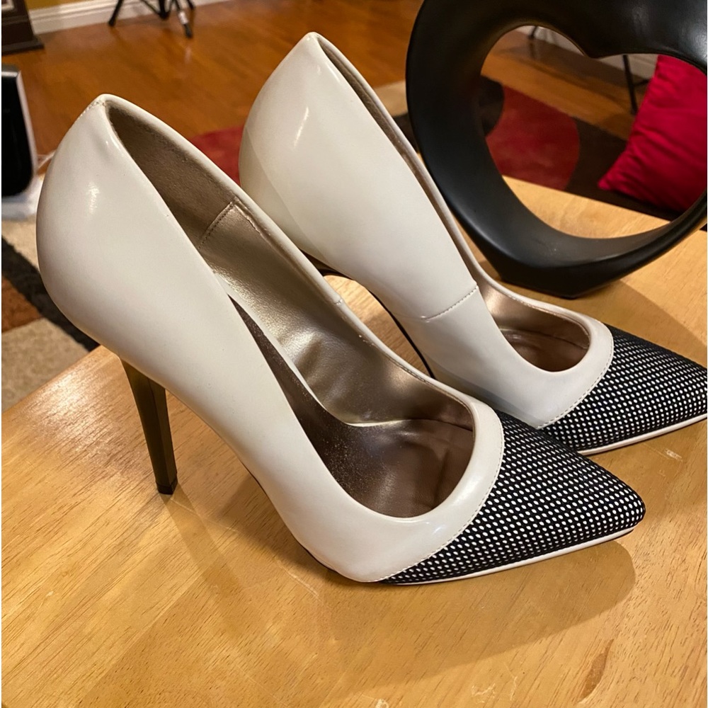Gorgeous black and white high heel pumps 👏🏽👏🏽